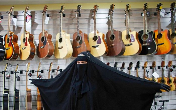 Бразильская мусульманка в парандже исполняет хэви-метал (11 фото)