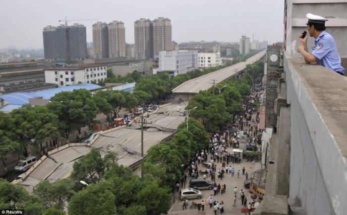 В Китае обвалилась дорога (2 фото)