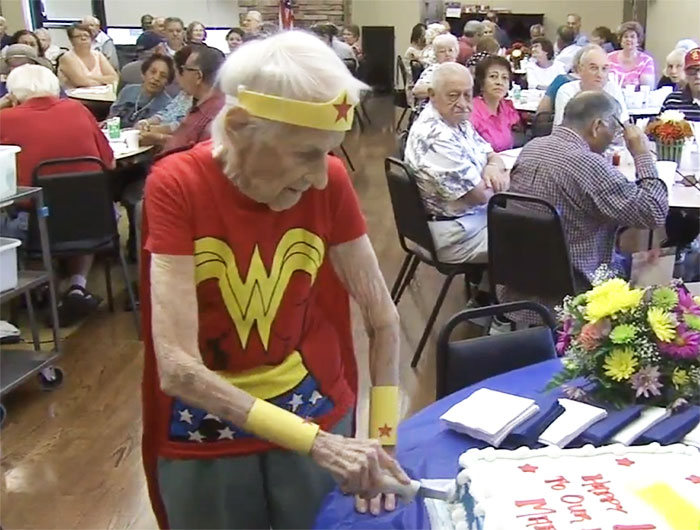 Американка отметила свой 103 День рождения,  Wonder Woman (3 фото)