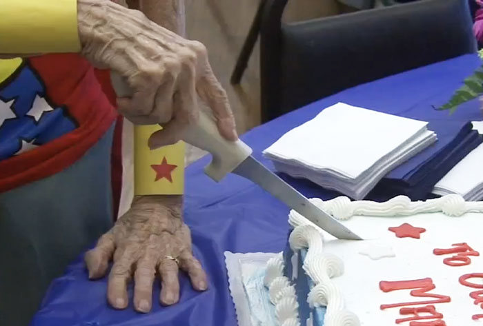 Американка отметила свой 103 День рождения,  Wonder Woman (3 фото)