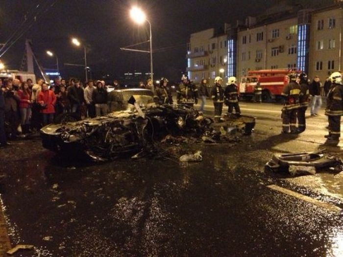 Подросток на Ferrari устроил серьезное ДТП в центре Москвы (4 фото)
