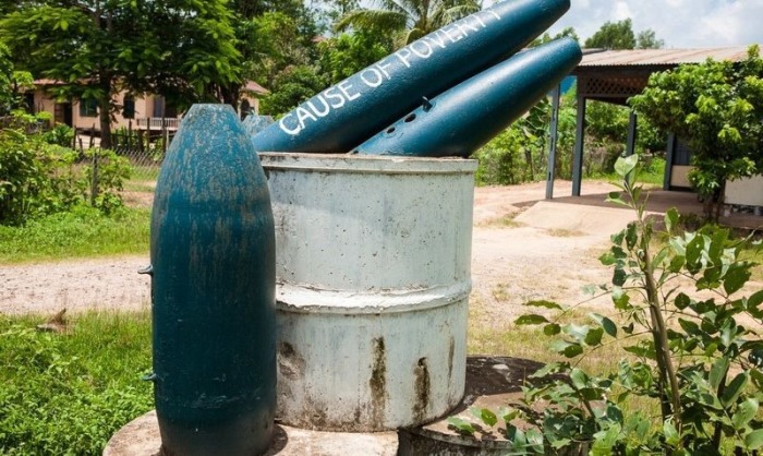 Неожиданное применение неразорвавшихся снарядов в Лаосе (10 фото)
