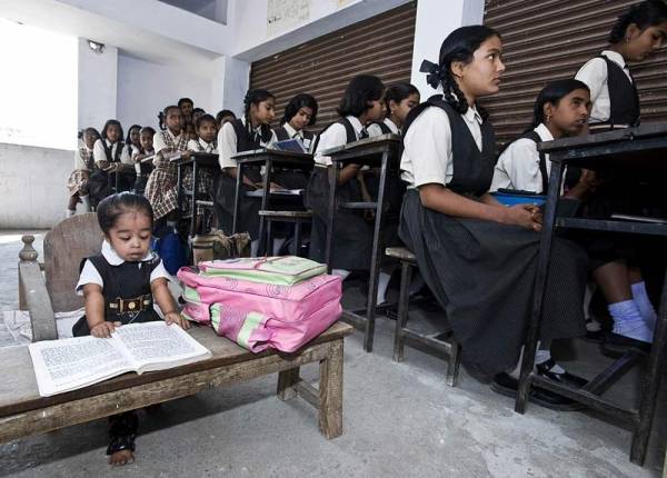 Самая маленькая школьница в мире - Jyoti Amge (5 фото)