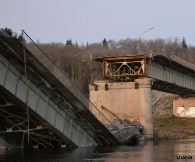  В Архангельской области рухнул мост (3 фото)