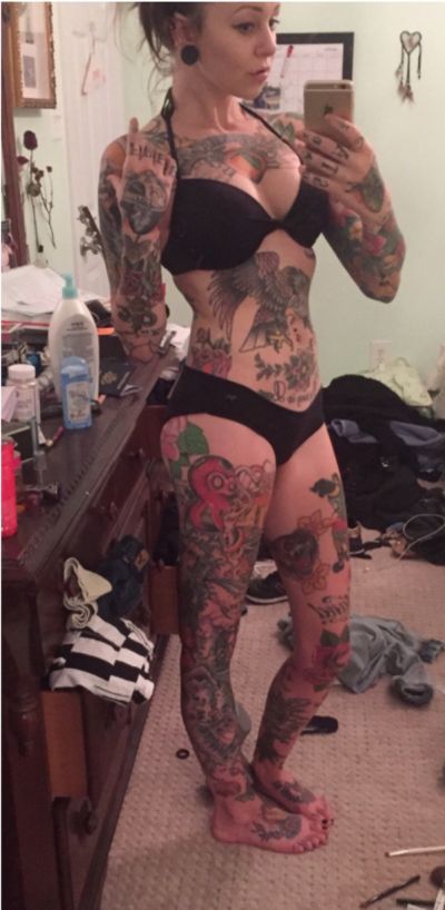 Девушка чересчур увлеклась татуировками (2 фото)