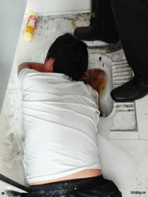 Пытаясь спасти телефон, парень застрял в туалете (4 фото)