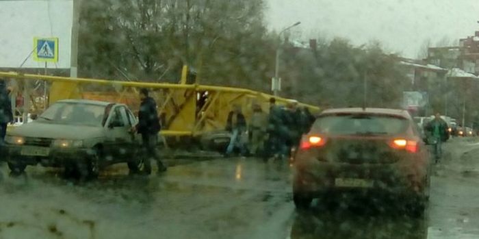 В Омске башенный кран рухнул на проезжавшие автомобили (4 фото)
