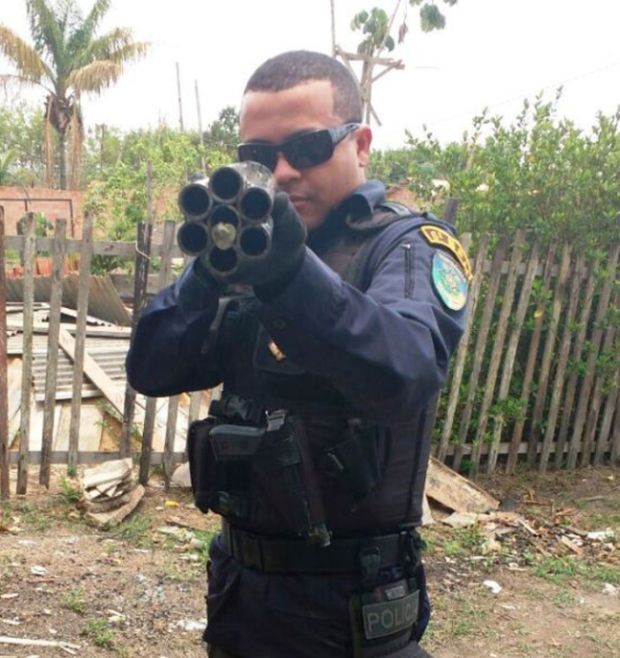 Шестистволка, изъятая у бразильской банды (4 фото)