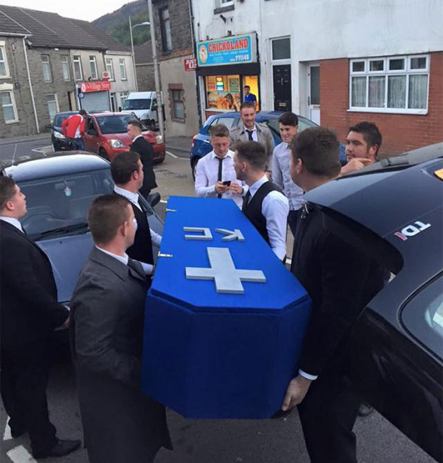 Друзья устроили фейковые похороны парню за безразличие (9 фото)