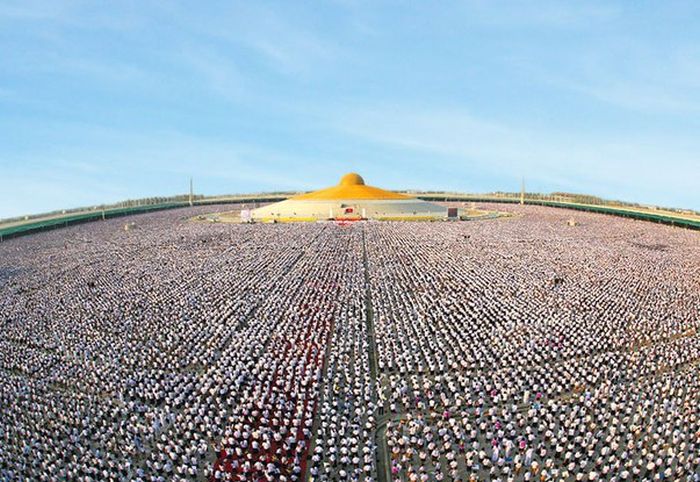 Миллион тайских школьников собрались, чтобы медитировать (4 фото)