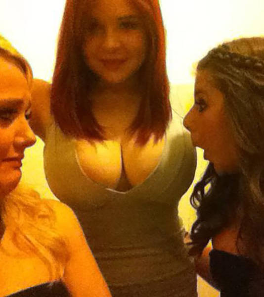 Забавные фото девушек с большой грудью и их подругами (42 фото)