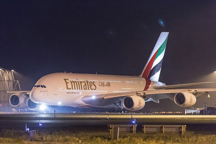 Авиакомпания Emirates Airline представила авиалайнер Airbus A380 (7 фото)