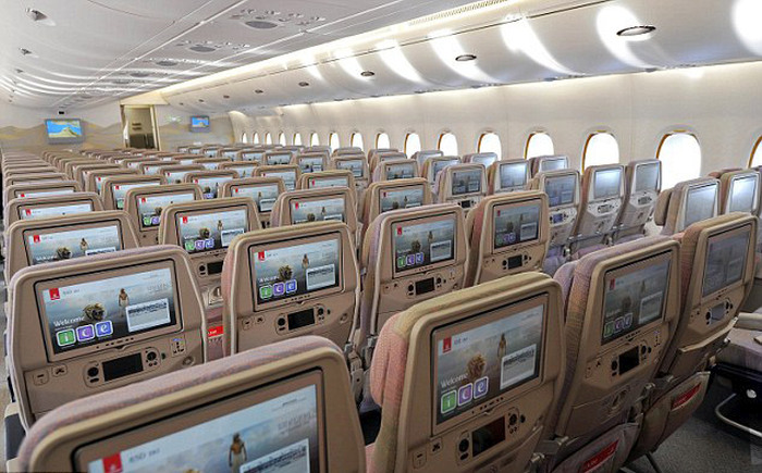 Авиакомпания Emirates Airline представила авиалайнер Airbus A380 (7 фото)
