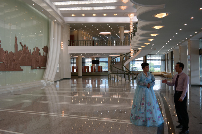 Интерьеры общественных зданий Северной Кореи (42 фото)