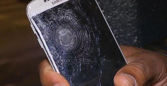 Парень выжил благодаря смартфону во время взрывов в Париже (4 фото)