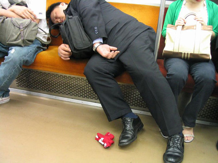 Оказывается, на японских улицах тоже встречаются спящие пьяные люди (20фото)