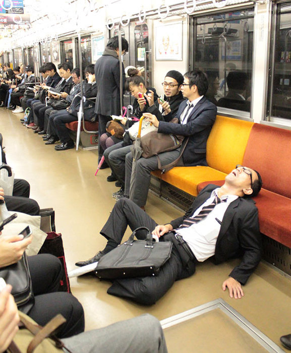 Оказывается, на японских улицах тоже встречаются спящие пьяные люди (20фото)