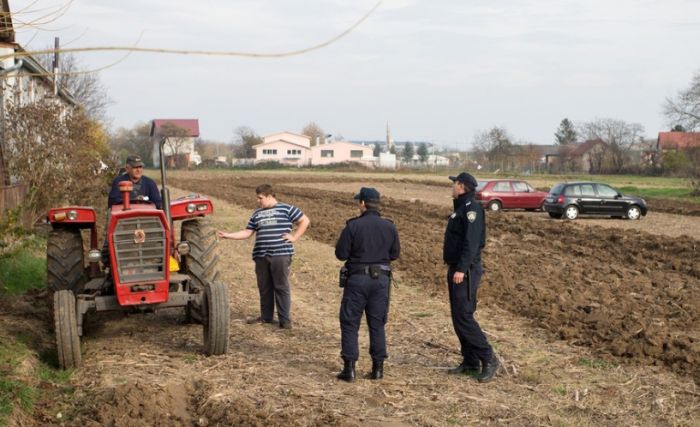 Хорватский фермер распахал землю на стоянке, заблокировав около 50 машин (11 фото)