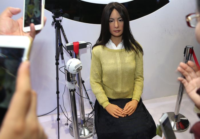 В Китае представили женщину-андроида Geminoid F (4 фото)