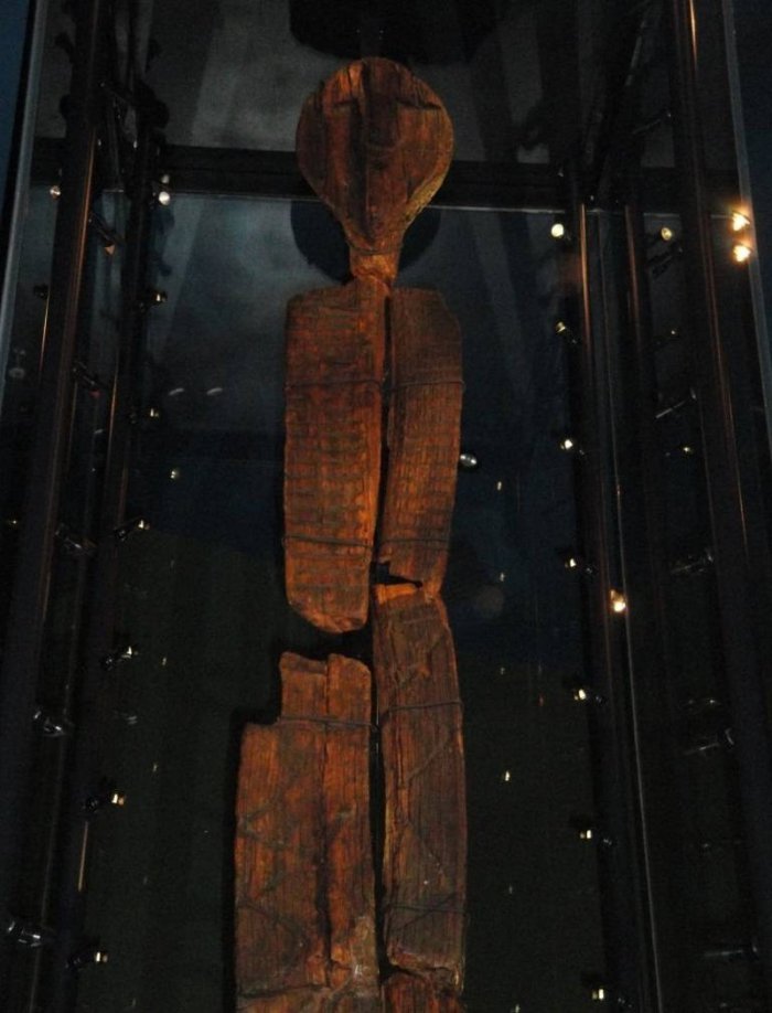 Самая древняя деревянная скульптура (6 фото)