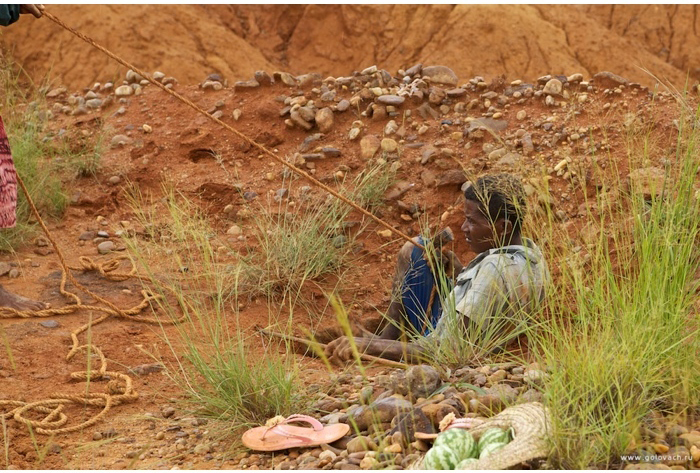 Как происходит нелегальная добыча драгоценных камней на Мадагаскаре (40 фото)