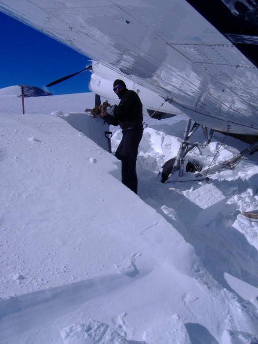 Ремонт самолета в условиях Антарктики (41 фото)