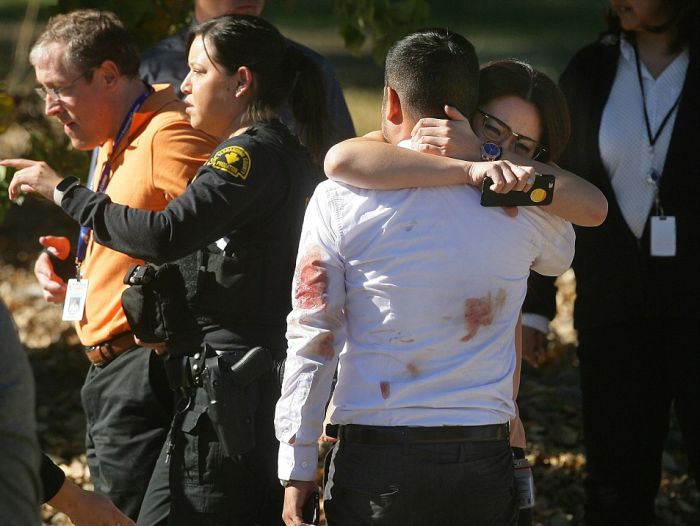 В Калифорнии трое вооруженных людей расстреляли 14 человек (20 фото)