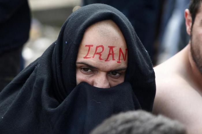 Иранские беженцы зашили себе рты (17 фото)