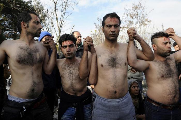 Иранские беженцы зашили себе рты (17 фото)