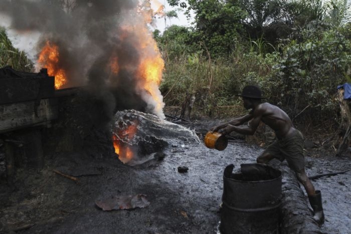 Как местные жители воруют нефть в Нигерии (22 фото)