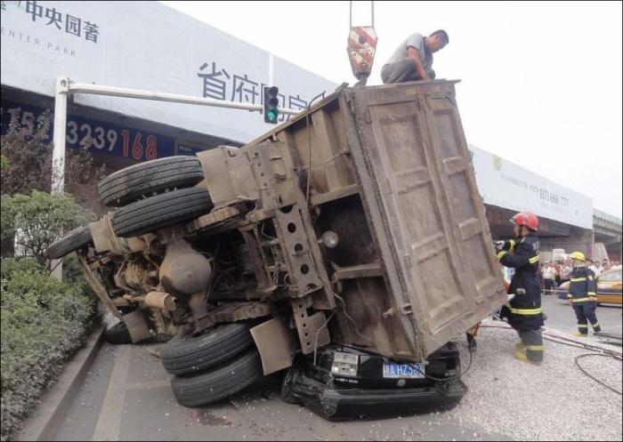 Ужасная авария, в которой водитель остался жив (6 фото)
