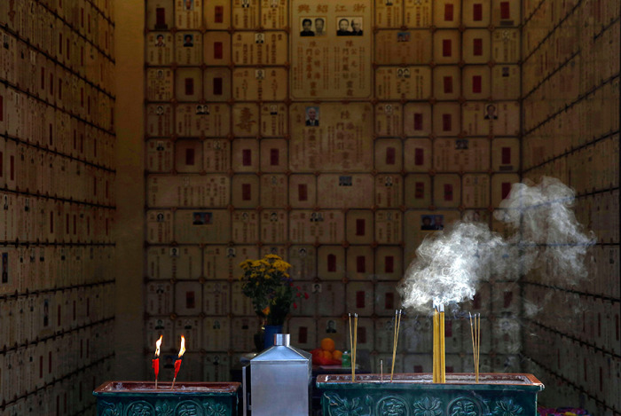 Как власти Гонконга решают проблему с захоронениями (15 фото)