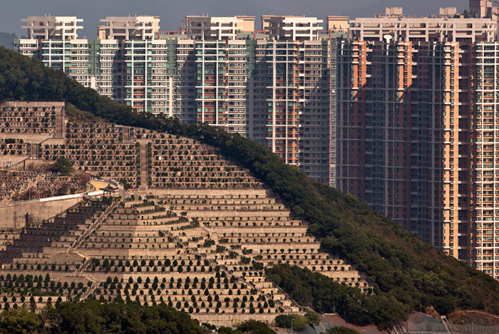 Как власти Гонконга решают проблему с захоронениями (15 фото)