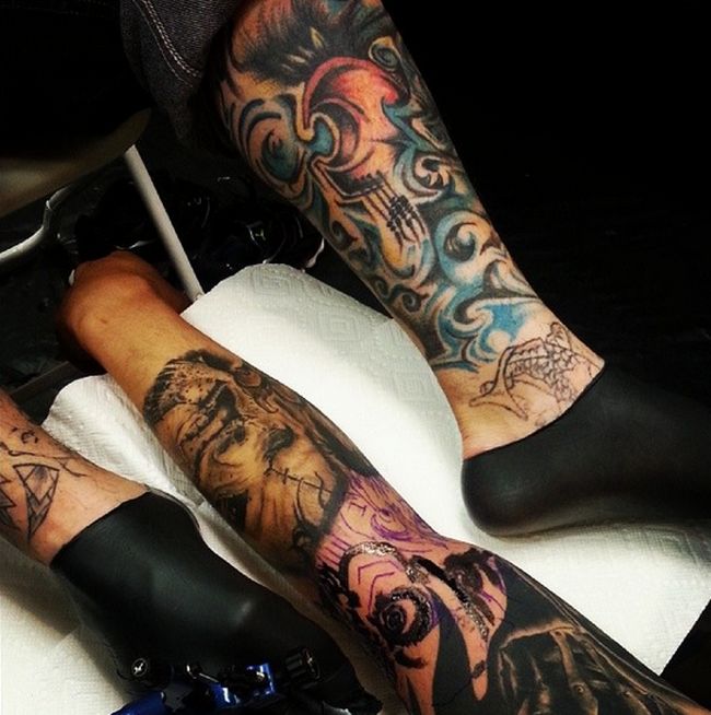 Безрукий тату-мастер набивает татуировки при помощи ног (7 фото)