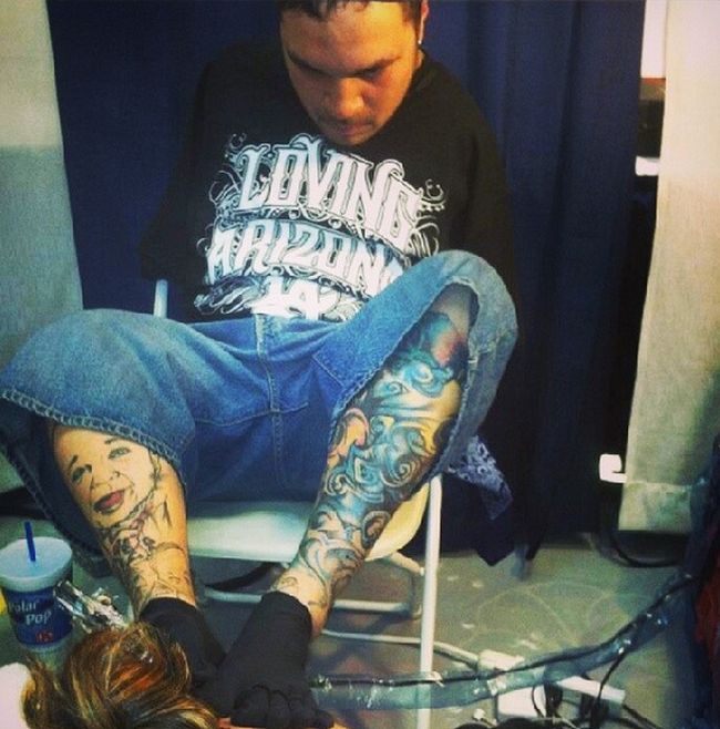 Безрукий тату-мастер набивает татуировки при помощи ног (7 фото)