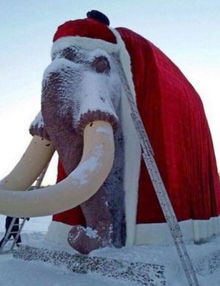 В Салехарде  статую мамонта «одели» наряд Деда Мороза (2 фото)