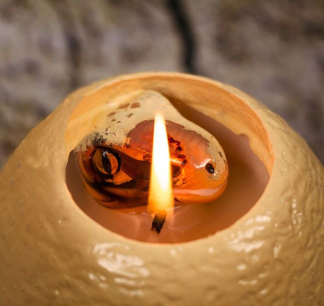 Оригинальная свеча в форме яйца с сюрпризом внутри (3 фото)