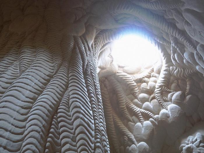 Скульптор 25 лет создавал подземный сказочный мир (18 фото)