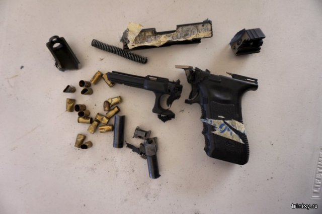 Как уничтожают изъятое у преступников оружие в Гватемале (12 фото)