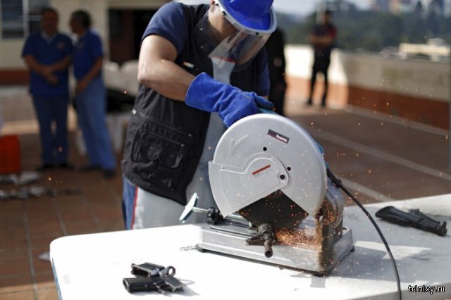 Как уничтожают изъятое у преступников оружие в Гватемале (12 фото)