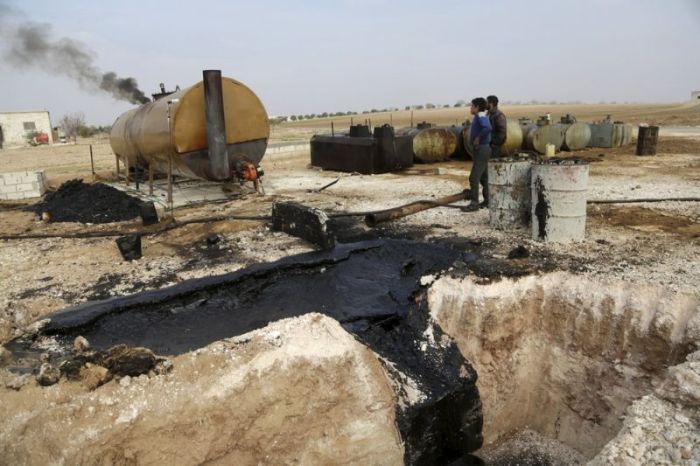 Кустарный завод по переработке нефти в Сирии (13 фото)