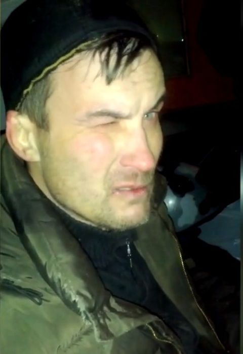 В Красноярске грабитель застрял в крыше торгового павильона (2 фото)