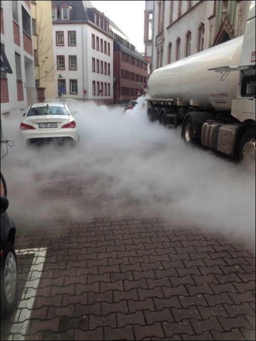 Белый «туман» укутал дорогу в Майнце (6 фото)