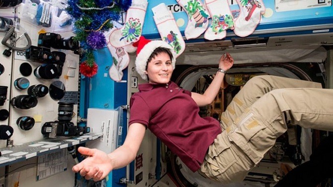 Рождество в космосе: веселые фотографии астронавтов на МКС (9 фото)