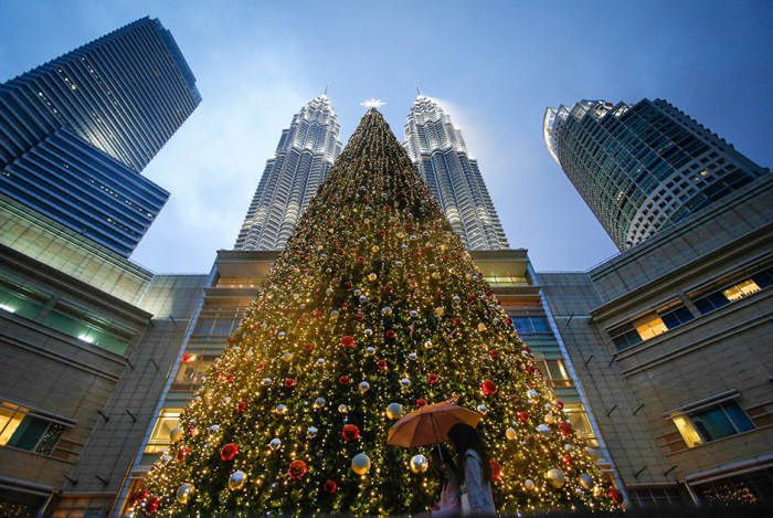 Новогодние елки в разных городах мира (22 фото)