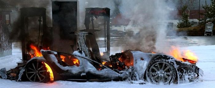 В Норвегии Tesla Model S сгорела на станции быстрой зарядки (3 фото)