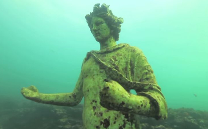 Неимоверные скульптуры и статуи в подводном царстве (12 фото)