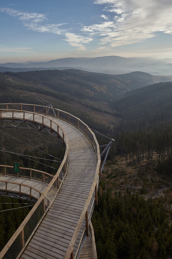 Смотровая площадка с экстремальной горкой в горах Чехии (13 фото)