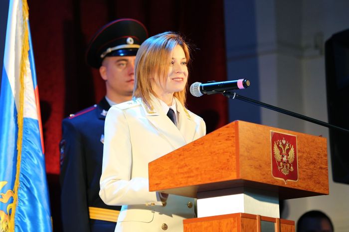Наталья Поклонская появилась в белом парадном кителе (5 фото)