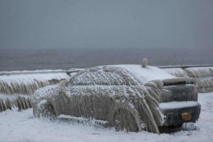 Сильный мороз превратили автомобиль в большую глыбу льда (4 фото)